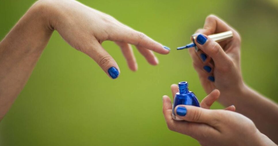 Mulher pintando a unha - Foto: Ilustra&ccedil;&atilde;o