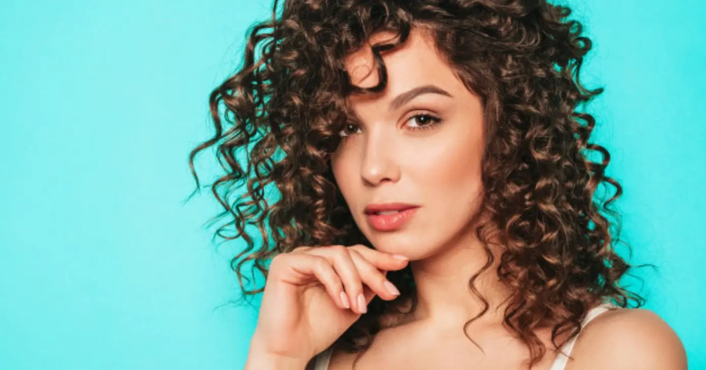 Cachos renovados: 5 cortes de cabelo para valorizar volume e curvatura