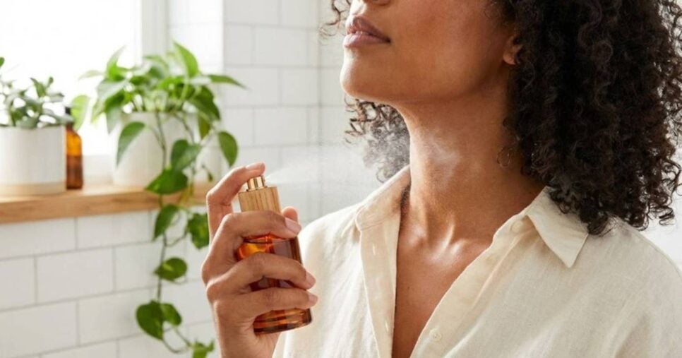 Não precisa gastar muito: 5 perfumes baratos que duram horas na pele