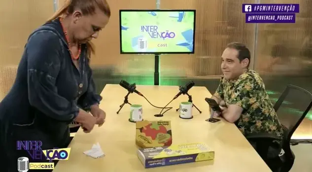 Rita Cadillac abandona podcast e rasga papéis (Foto: Reprodução / YouTube) Rita Cadillac abandona podcast e rasga papéis (Foto: Reprodução / YouTube)