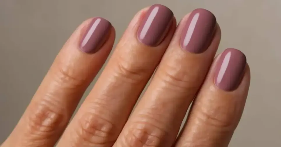 Esmalte nude arroxeado (Foto: Reprodução/Internet) Esmalte nude arroxeado (Foto: Reprodução/Internet)