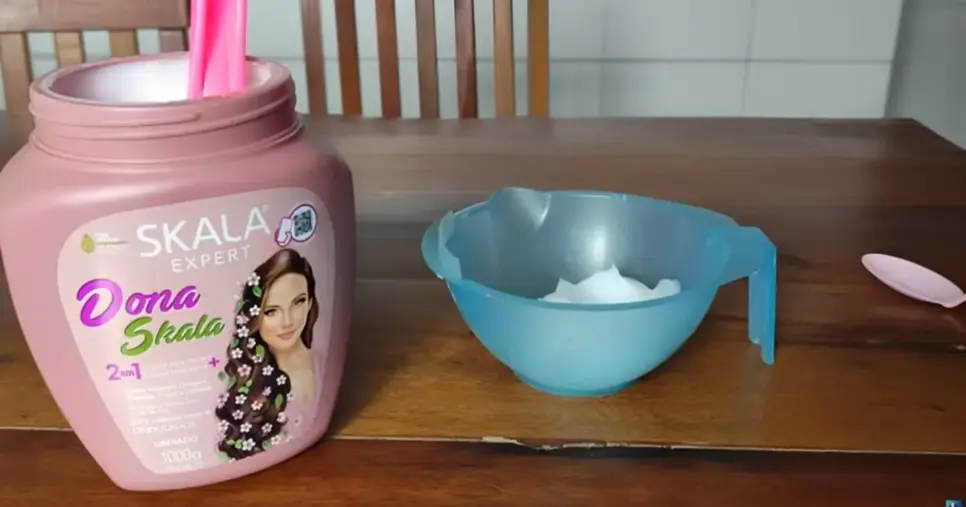 Veja como fazer a progressiva caseira (Foto: Reprodução/YouTube - Tati Luu)