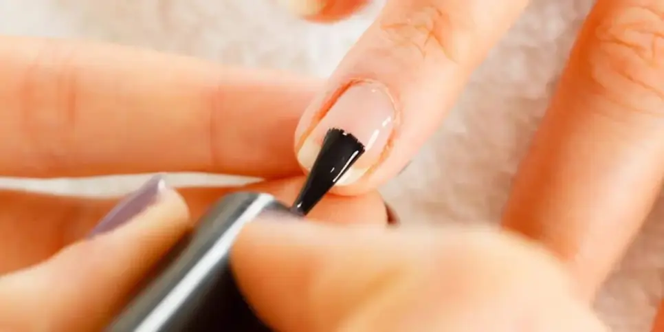 Utilize a base fortalecedora para deixar as unhas inquebráveis (Reprodução: Divulgação) Utilize a base fortalecedora para deixar as unhas inquebráveis (Reprodução: Divulgação)