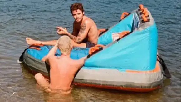 Xuxa aparece sem roupa na parte de cima em foto com o genro (Foto: Reprodução/ Instagram) Xuxa aparece sem roupa na parte de cima em foto com o genro (Foto: Reprodução/ Instagram)