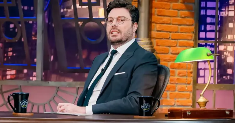Danilo Gentili emite comunicado após 12 anos no SBT e confirma nova fase Danilo Gentili emite comunicado após 12 anos no SBT e confirma nova fase