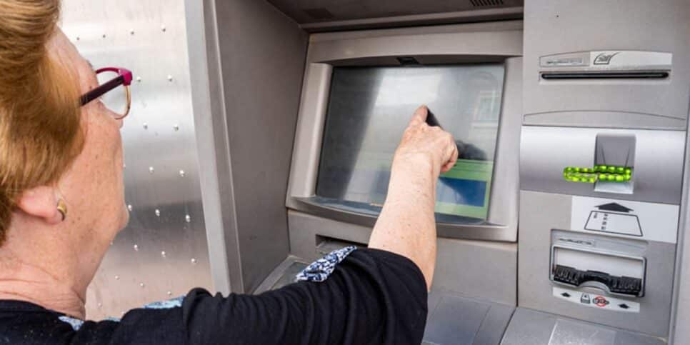 Idoso tem mais dificuldade em caixas eletrônicos (Reprodução: Divulgação)