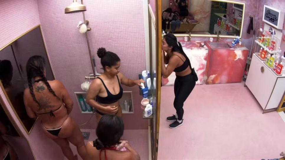 Milena segue Solange Couto e toma banho com a sister no BBB26 (Foto: Reprodução/ Internet)