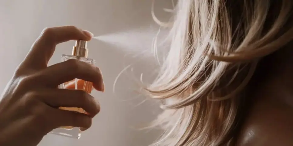 Passe perfume no cabelo para acabar com cheiro de fritura (Reprodução: Divulgação) Passe perfume no cabelo para acabar com cheiro de fritura (Reprodução: Divulgação)
