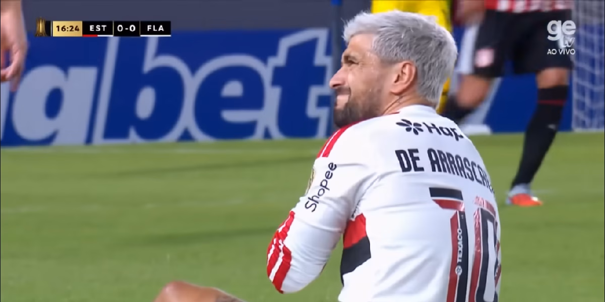 Arrascaeta sentindo dor no ombro no Flamengo (Foto: Reprodução/ YouTube/ GeTV)