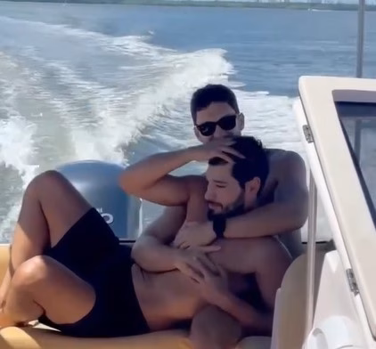 Galã de novelas da Globo vive relação gay e surge aos beijos (Foto: Reprodução / Instagram) Galã de novelas da Globo vive relação gay e surge aos beijos (Foto: Reprodução / Instagram)