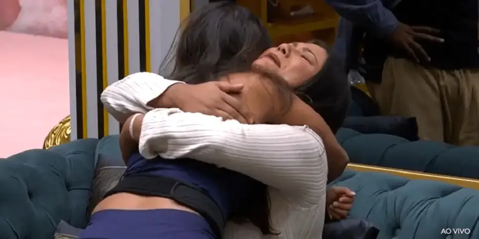 Chaiany e Gabi se abraçando após eliminação no BBB 26 (Foto: Reprodução/BBB 26/ TV Globo)