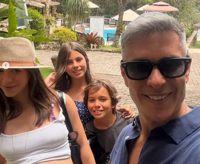 Jornalista ao lado da atual companheira Giovanna Lemos e dos filhos Mel e Lui (Foto: Reprodução / Instagram)