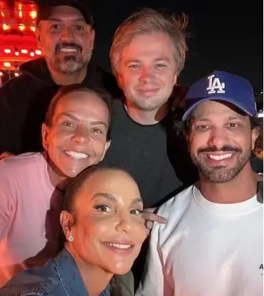 Ivete Sangalo com Tiago Maia (à direita) e amigos (Foto: Reprodução / Instagram) Ivete Sangalo com Tiago Maia (à direita) e amigos (Foto: Reprodução / Instagram)