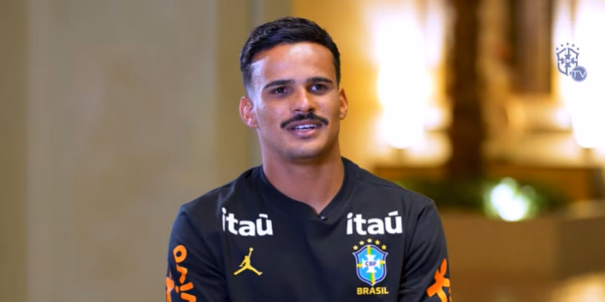 Kaiki vestiu a camisa da seleção brasileira recentemente (Reprodução: CBF TV / Youtube)