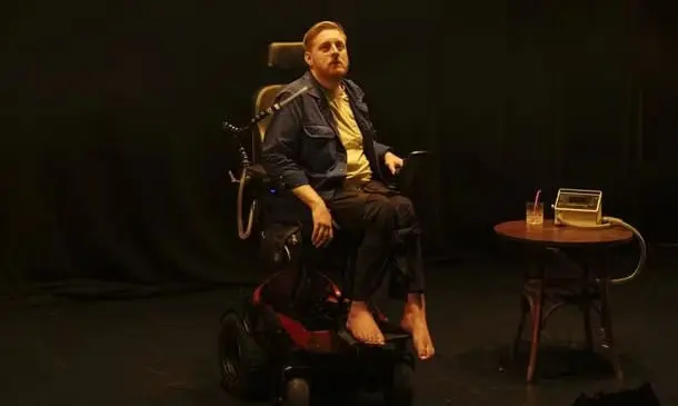 Michael Patrick em cena no teatro (Foto: Reprodução / Instagram) Michael Patrick em cena no teatro (Foto: Reprodução / Instagram)