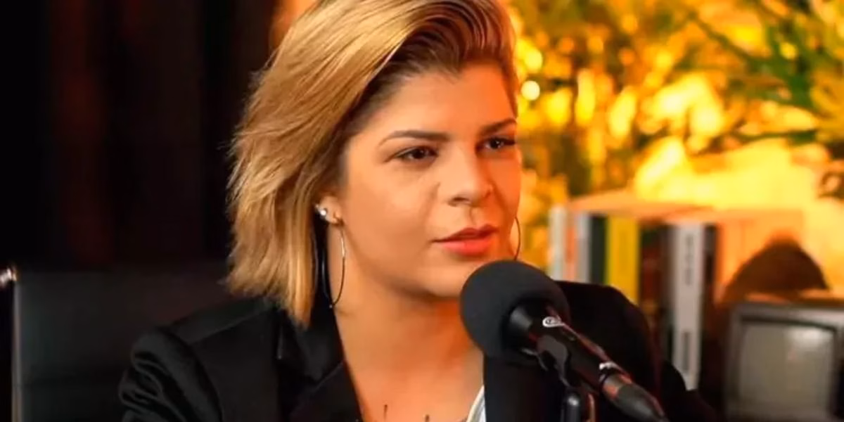 Paula Mattos assumiu a sexualidade em 2020 , faz parte das cantoras lésbicas (Reprodução: Youtube)
