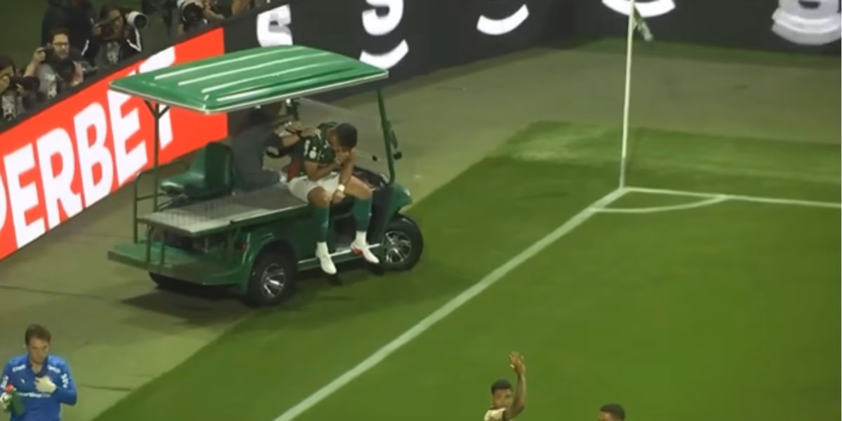 Vitor Roque saiu lesionado na Copa do Brasil (Reprodução: Premiere)