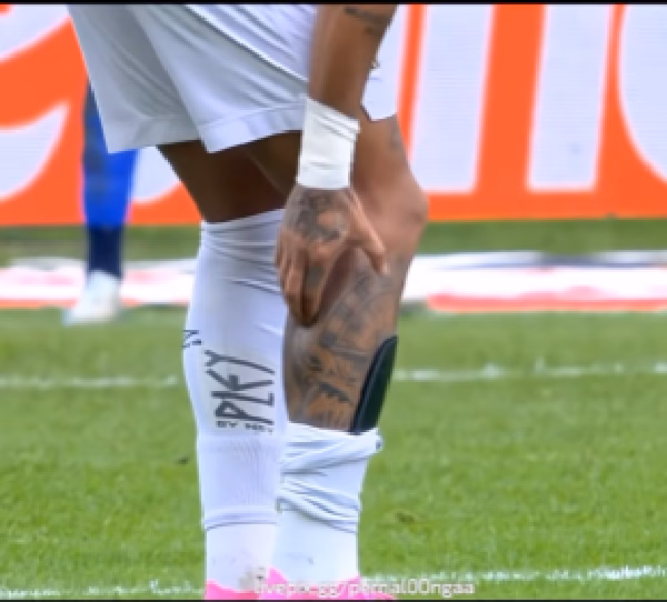 Neymar passando a mão na panturrilha após pancada (Foto: Reprodução/ Globo) 