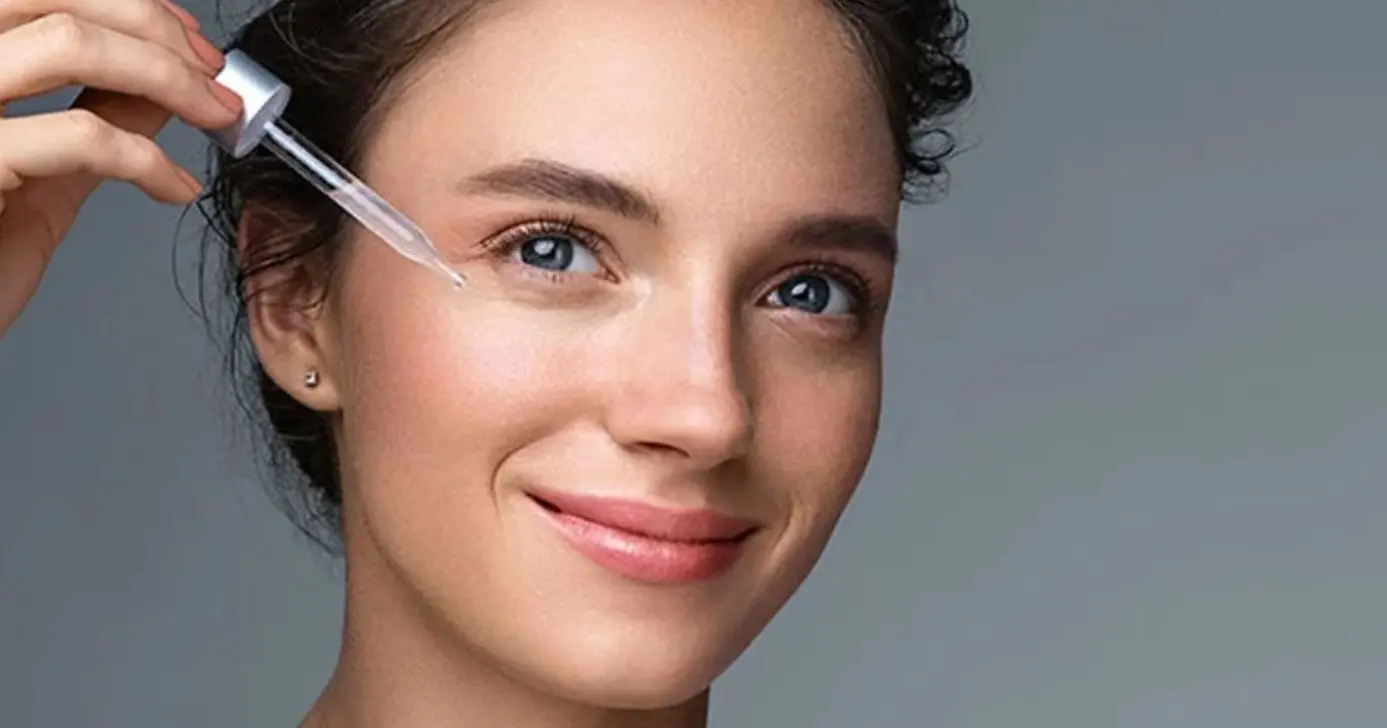Ilustração mulher passando sérum (Foto: L'Oréal Paris)