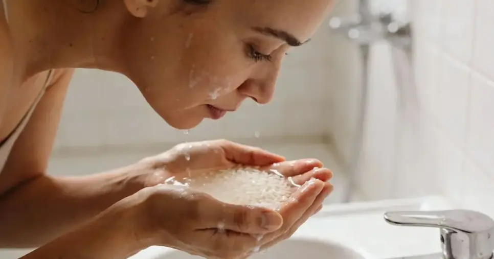 Usando água de arroz na pele (Foto: Reprodução)