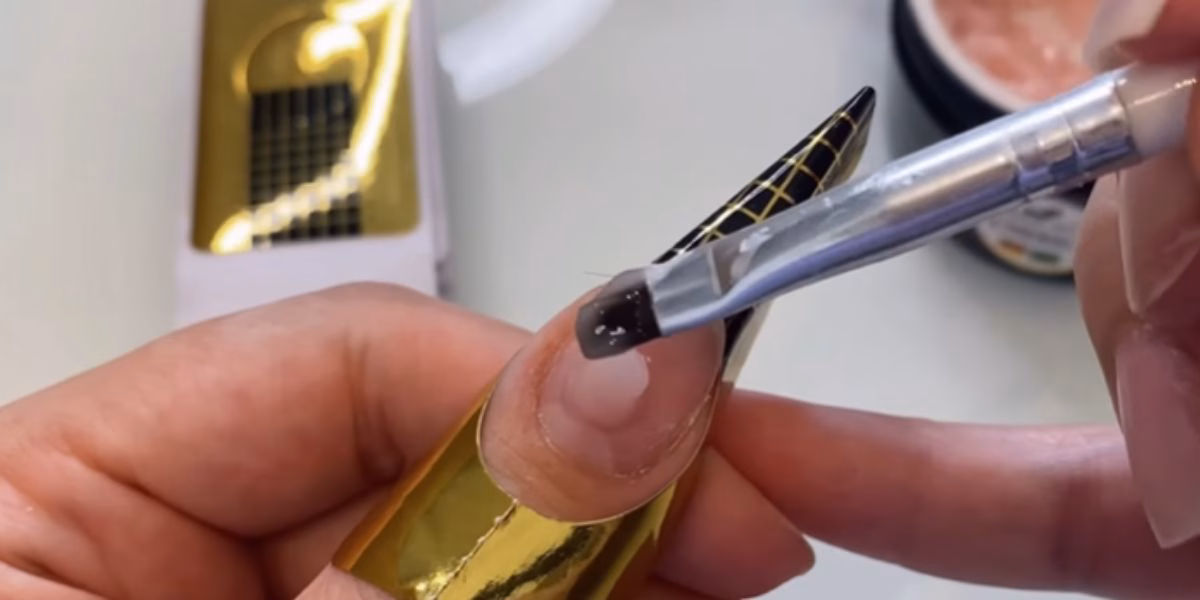 Alongamento em gel para as unhas (Reprodução: Youtube)