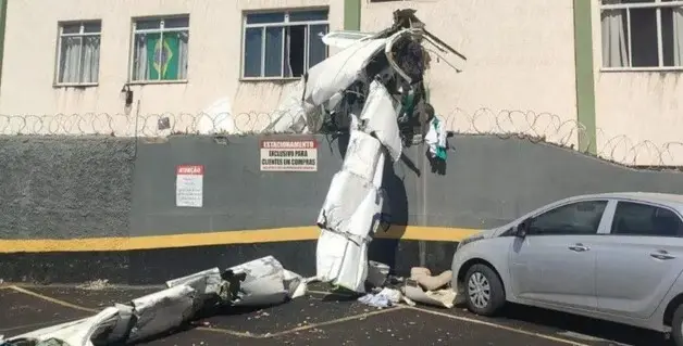 Avião monomotor caiu após atingir um prédio em BH (Foto: Reprodução / Band)