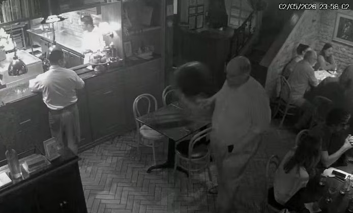 Imagens vazadas mostram cantor famoso quebrando tudo em restaurante (Foto: Reprodução / YouTube)