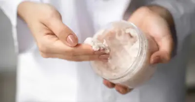 Rejuvenesce em casa: 3 esfoliantes naturais feitos em casa para limpar o rosto