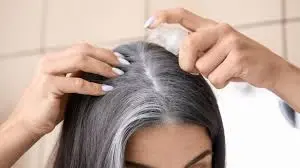 Nada de café: A tinta caseira que cobre o cabelo branco, traz brilho e maciez aos fios