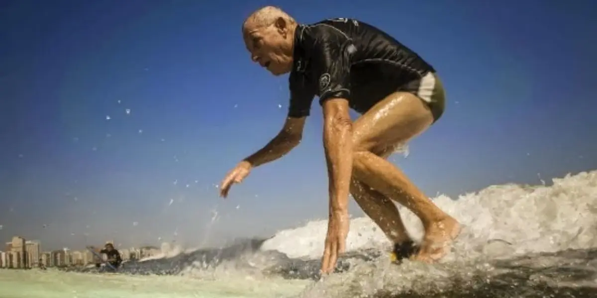 Idosos com aulas práticas de surf em Itajaí (Reprodução: Divulgação)