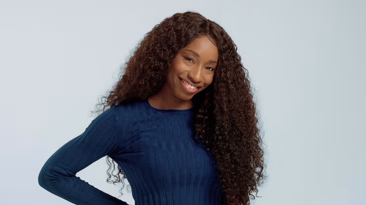 Cabelo crespo longo em camadas (Foto: Reprodução/ Freepik)