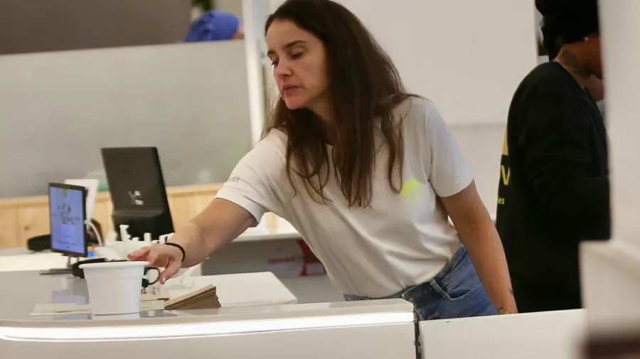 Patrícia Werneck trabalhando em quiosque de shopping no RJ (Foto: Thiago Martins / Agnews)