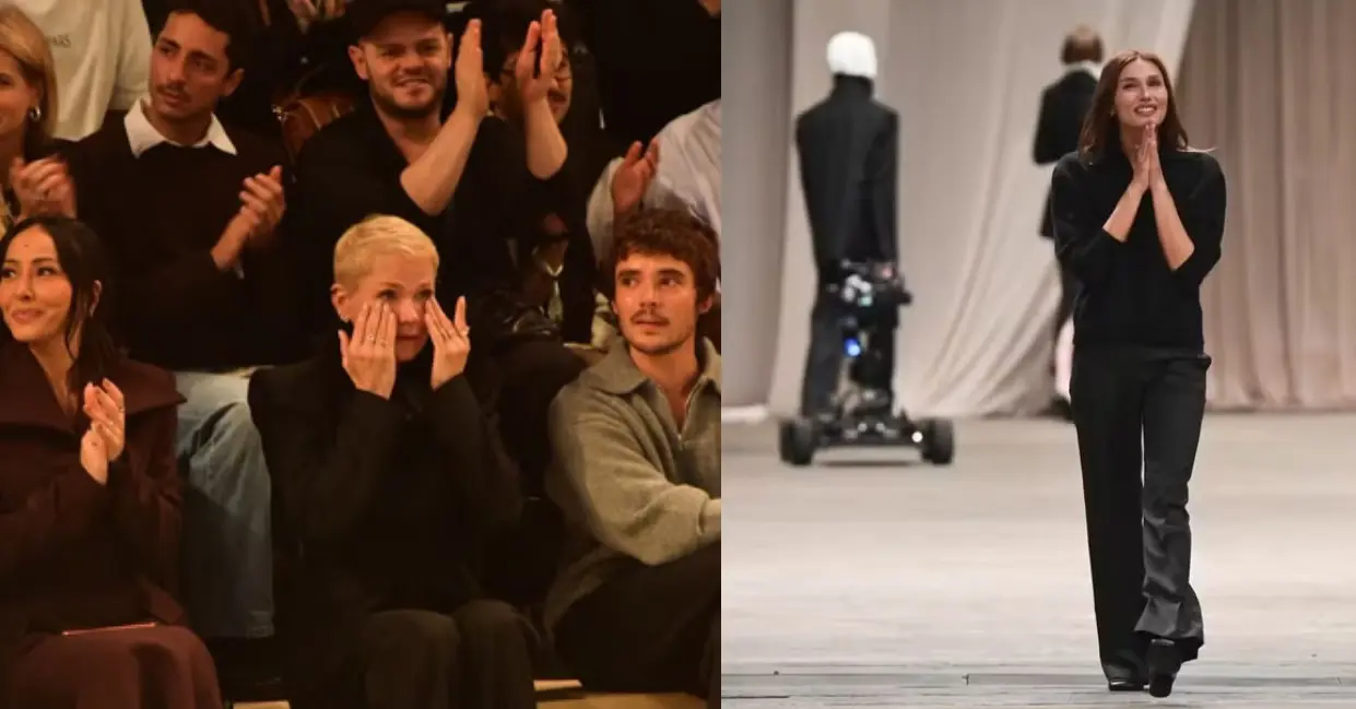 Xuxa emocionada no desfile de Sasha (Foto: Reprodução / Agnews) 