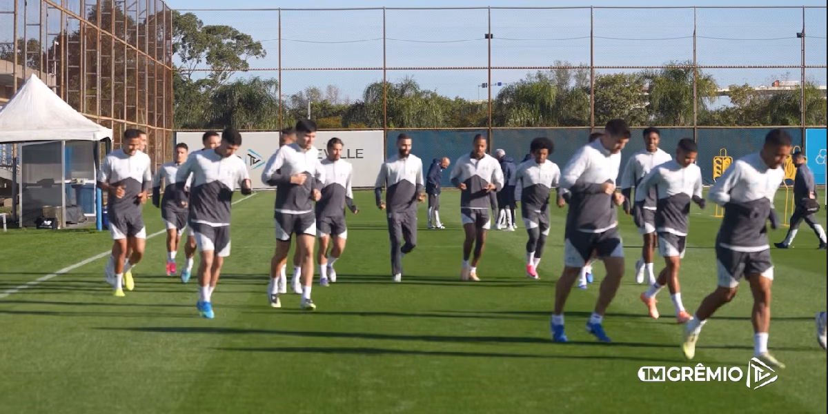 Elenco do Grêmio treinando (Foto: Reprodução/ YouTube)