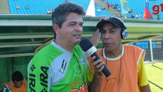 Jornalista Wander Santos entrevista o então treinador do Ipatinga, Ney Franco — Foto: Reprodução/Arquivo Pessoal