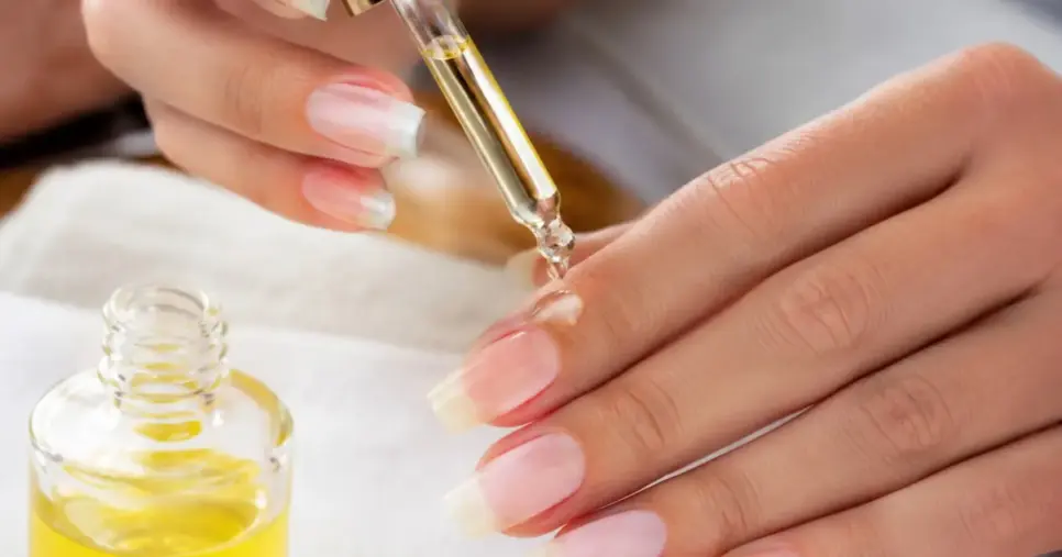 Óleo natural deixa cutículas bonitas e unhas grandes (Foto: Gerada por IA)