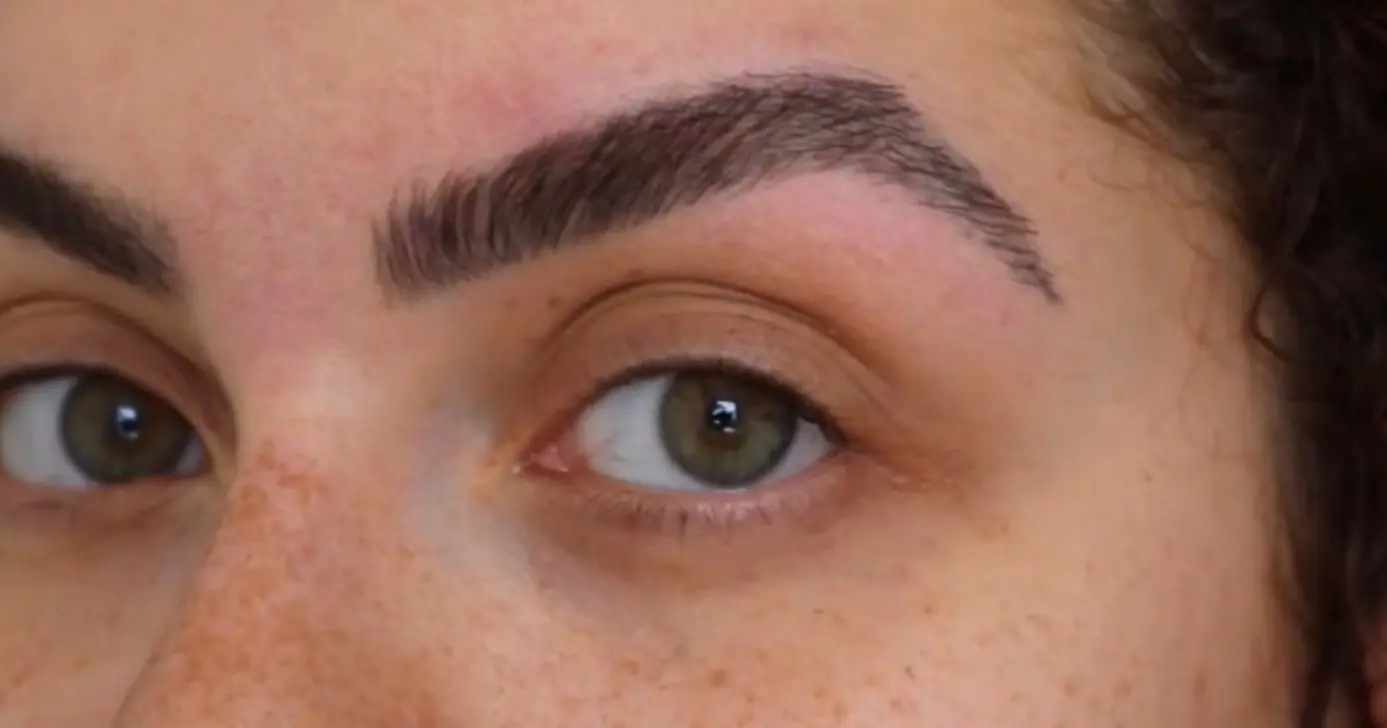 Sobrancelha bonita - (Foto: Reprodução/ YouTube - Mati Mattos)