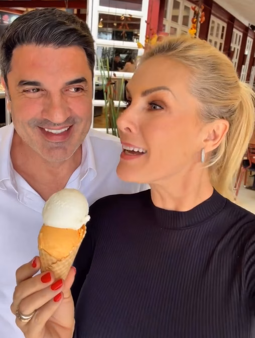 Ana Hickmann fazendo divulgação da sorveteria do amado (Foto: Reprodução / Instagram) Ana Hickmann fazendo divulgação da sorveteria do amado (Foto: Reprodução / Instagram)