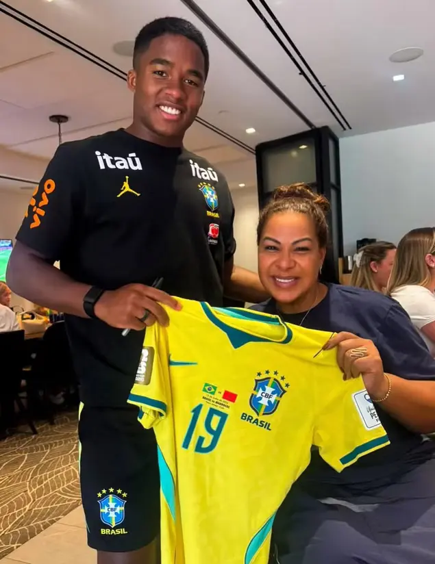 Endrick com a mãe, Cíntia Ramos, durante treino da Seleção (Foto: Reprodução / Instagram) 