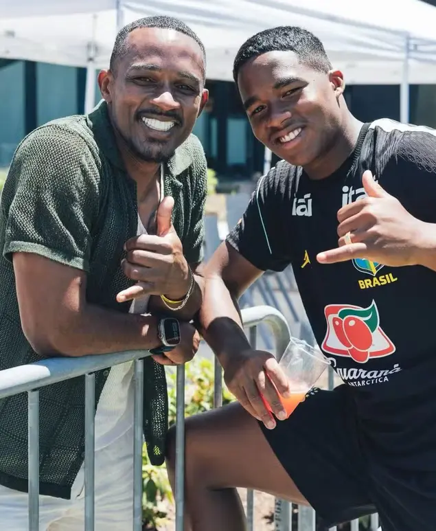 Endrick com o pai, Douglas Sousa, durante treino da Seleção (Foto: Reprodução / Instagram) 