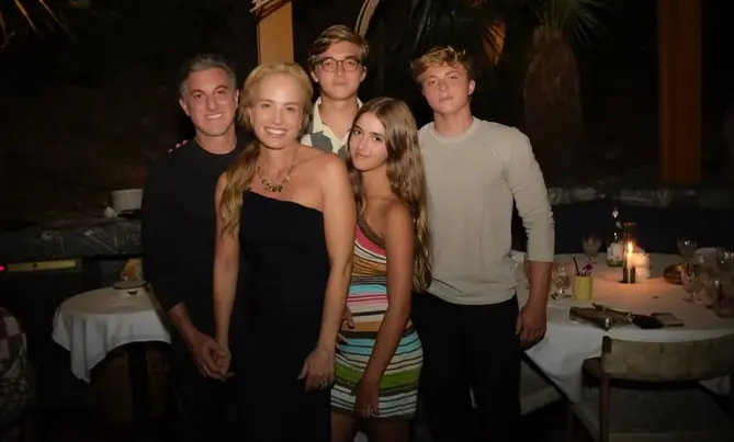 Angélica e Luciano Huck ao lado dos filhos (Foto: Reprodução / Instagram)