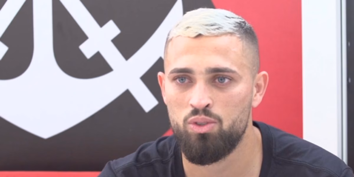 Léo Duarte na época em que defendia o Flamengo (Reprodução: Youtube) Léo Duarte na época em que defendia o Flamengo (Reprodução: Youtube)