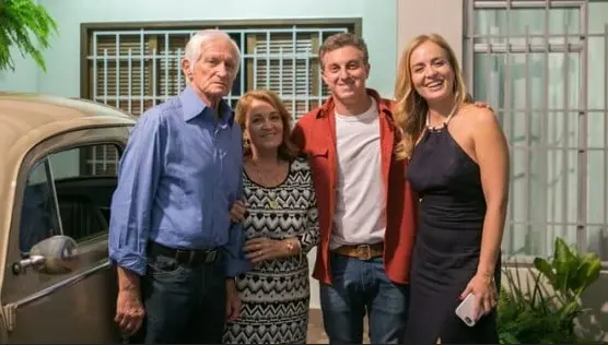 Angélica posa com os pais, Angelina e Francisco, ao lado de Luciano Huck (Foto: Reprodução / Instagram) 