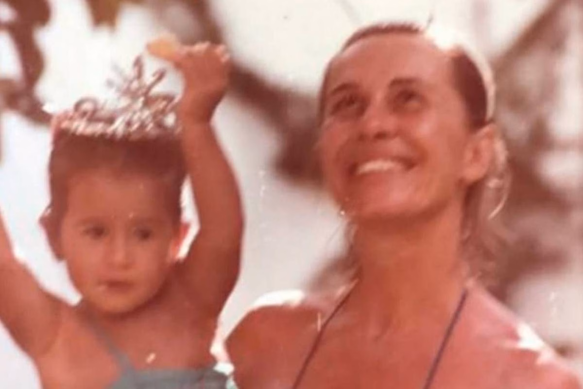 Renata Sorrah com a filha, ainda pequena, hoje com 45 anos (Foto: Reprodução/ Instagram) Renata Sorrah com a filha, ainda pequena, hoje com 45 anos (Foto: Reprodução/ Instagram)
