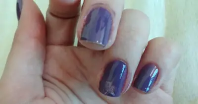 Nada de voltar à manicure: Truque infalível conserta a unha borrada rapidamente