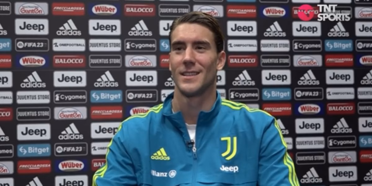 Vlahovic encerrou o seu contrato com a Juventus (Reprodução: TNT Sports / Youtube) Vlahovic encerrou o seu contrato com a Juventus (Reprodução: TNT Sports / Youtube)