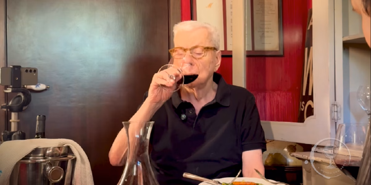 Renato Machado bebendo vinho (Foto: Reprodução/ YouTube) Renato Machado bebendo vinho (Foto: Reprodução/ YouTube)