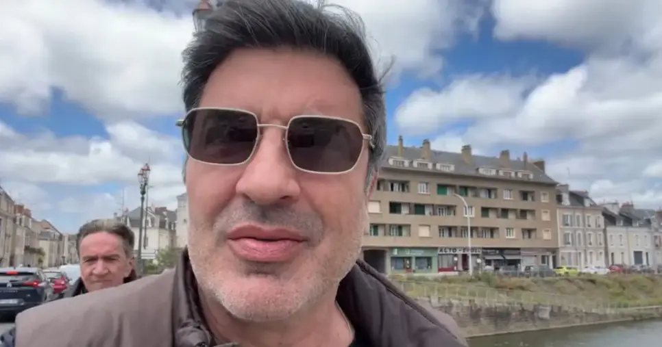Edu Guedes durante viagem para Algarve, em Portugal (Foto: Reprodução / YouTube) Edu Guedes durante viagem para Algarve, em Portugal (Foto: Reprodução / YouTube)