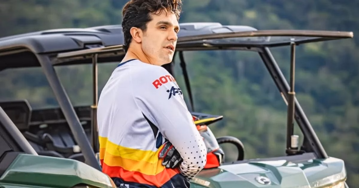 Cantor Luan Santana com seu carro de luxo (Foto: Reprodução)