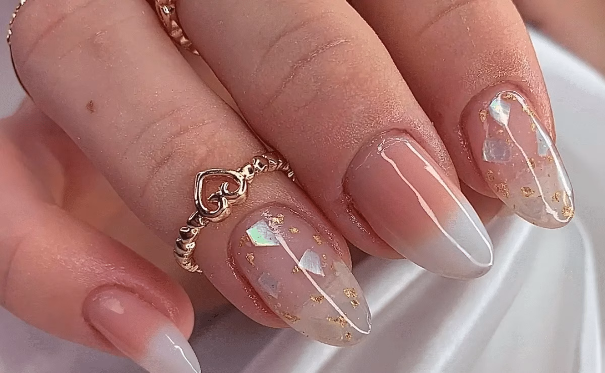 Unha com glitter pequenos desenhos (Foto Reprodução)
